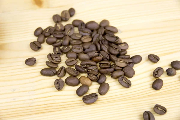 Kávová zrna na stole — Stock fotografie