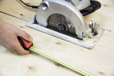 İnşaat kaseti önlemler kontrplak testere arka plan üzerinde