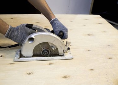 Eller eldiven çalışma daire testere