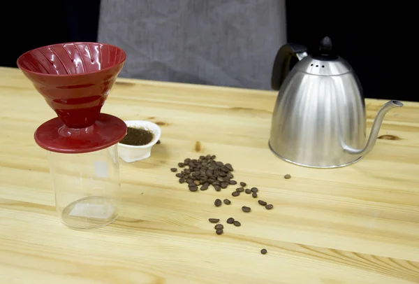 Гарріо, кавові зерна та чайник — стокове фото