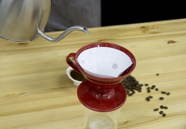 Preparación de café en embudo de filtro — Foto de Stock