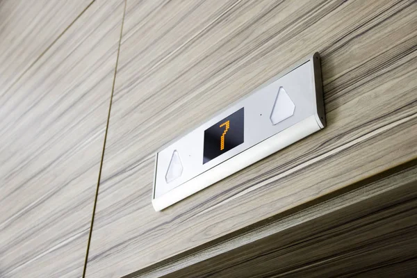 Display digitale a LED con numero sette sopra la porta dell'ascensore — Foto Stock