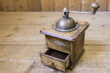 Vintage el ile kahve değirmeni ayakta ahşap yüzeye