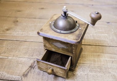 Vintage el ile kahve değirmeni portre