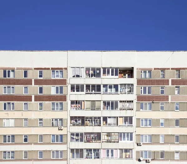 Fasádní panely činžovního domu a modrá obloha — Stock fotografie