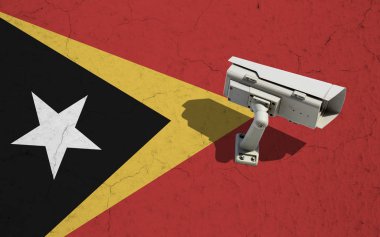 CCTV kamera devlet sembolü olarak Doğu Timor bayrağı ile duvara