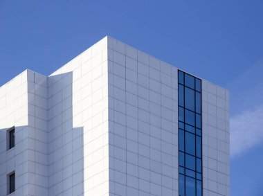 Yüksek katlı ofis binası karşı mavi gökyüzü