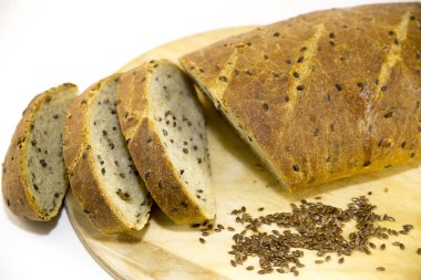 keten ahşap tahta üzerinde somun parçalar halinde kesilmiş