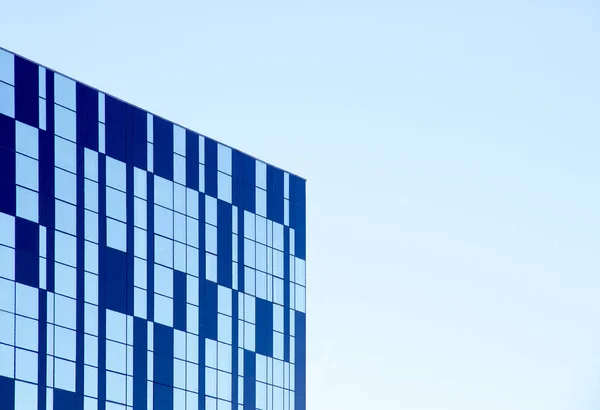 Edificio de oficinas de gran altura contra el cielo azul — Foto de Stock