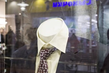 Manken erkek elbisesi vitrin olayları ile kafasına olmadan