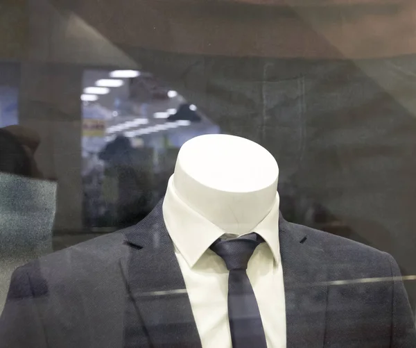 Mannequin without head in man's suit in shop window — Stock Photo, Image