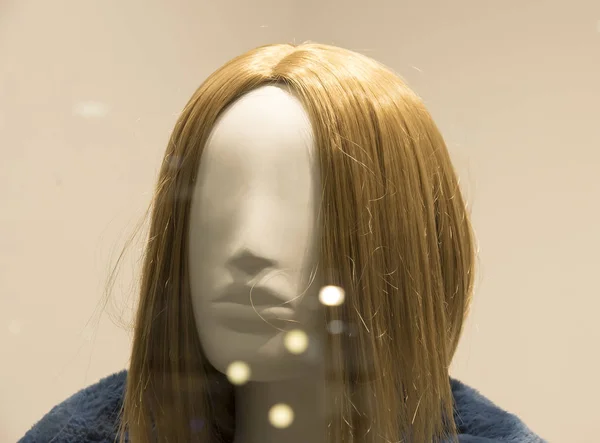 Cabeça de manequim feminino em peruca em Storefront — Fotografia de Stock