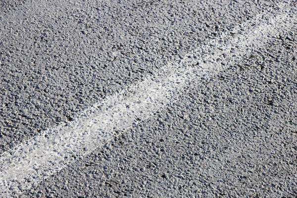 Nieuwe asfalt van de weg met het verdelen van de strip — Stockfoto