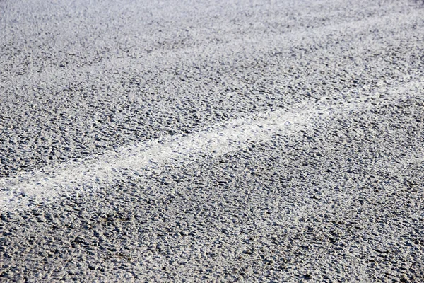 Novo asfalto de estrada com faixa divisória — Fotografia de Stock