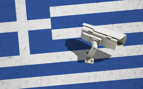 闭路电视安全摄像机与希腊共和国国旗墙上 — 图库照片