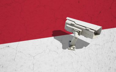Endonezya bayrağı çatlaklar ile duvara boyalı arka plan üzerinde CCTV kamera