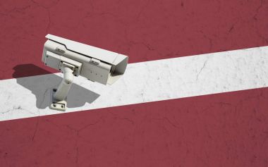 Güvenlik kamerası duvar boyalı Letonya bayrağı arka plan ile. Komşuları ile kavram politik ilişkiler
