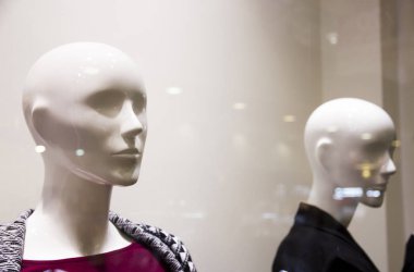 Cam arkasında iki bulanık kadın mankenler