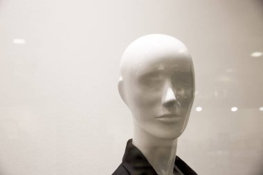 Parlama ile cam arkasında kadın manken