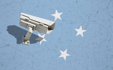 CCTV kamera Federe devletler Mikronezya bayrak arka plan üzerinde çatlaklar ile duvara boyalı