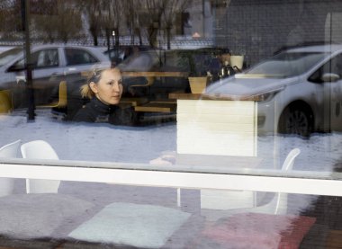 Camın arkasında duvar Cafe kız oturuyor.