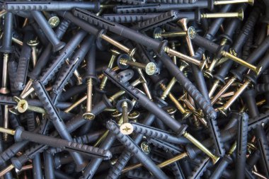 Birçok ince kendi kendine vurma vidalar Plastik dübeller ile