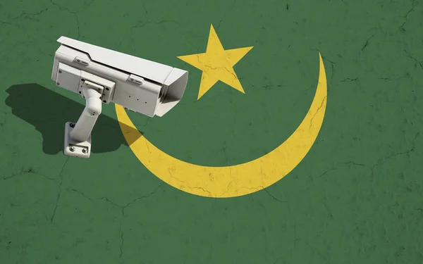 Cámara de seguridad CCTV en la pared con fondo pintado de la bandera de Mauritania. Concepto de relaciones políticas con los vecinos — Foto de Stock