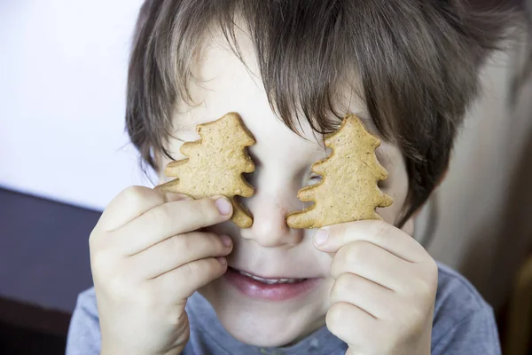 Malý chlapec se skrývá za zázvorové sušenky — Stock fotografie