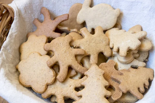 Lebkuchen im Korb isoliert — Stockfoto