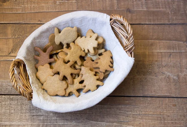 Lebkuchen im Korb auf Holzoberfläche — Stockfoto