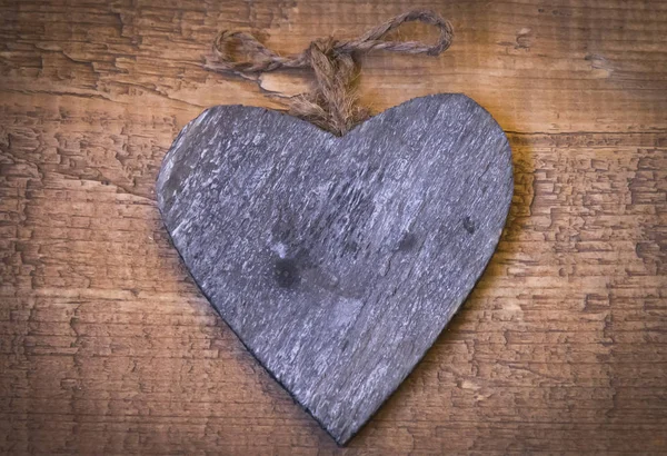Фігура дерев'яного серця на дошці — стокове фото