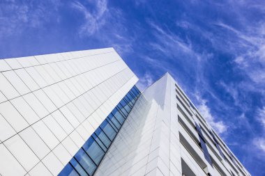 Mavi gökyüzü arka plan alt görünümü üzerinde İş Merkezi oluşturma