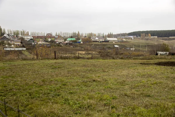 Posekaný trávník na pozadí ruské vesnice — Stock fotografie