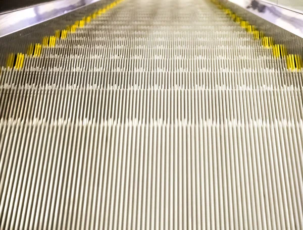 Paso de escaleras mecánicas de metal —  Fotos de Stock