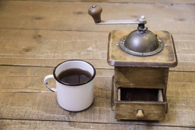 El ile ahşap kahve Öğütücü ve emaye kupa kahve