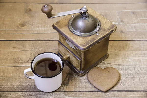 Handmatige vintage koffiemolen, kopje koffie en gember koekjes — Stockfoto