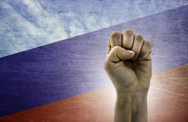 Mano apretada en puño contra fondo de bandera Rusia — Foto de Stock
