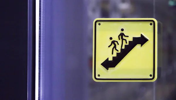 Escada sinal amarelo com homenzinhos — Fotografia de Stock