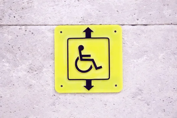 Panneau d'ascenseur jaune pour les personnes en fauteuil roulant — Photo