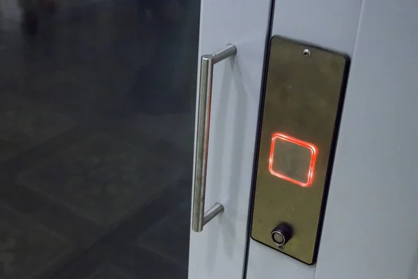 Botón de llamada rojo del elevador de luz de neón en panel de metal — Foto de Stock