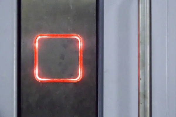 Pulsante di chiamata luce rossa al neon ascensore su pannello metallico — Foto Stock