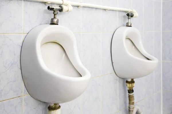 Vuile urinoirs in openbare toiletten voor mannen — Stockfoto