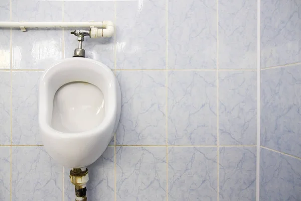 Urinos sujos na parede de azulejos em banheiro público com foco — Fotografia de Stock