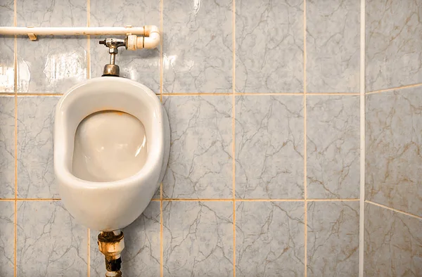 Urinos sujos na parede de azulejos em banheiro público com foco — Fotografia de Stock