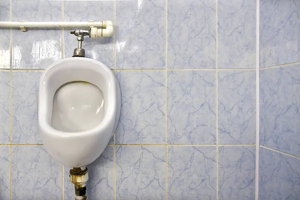 Utensilios sanitarios sucios con óxido en un baño público — Foto de Stock