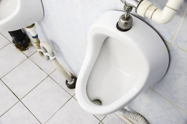Dirty pisoárů na veřejném WC pro muže — Stock fotografie