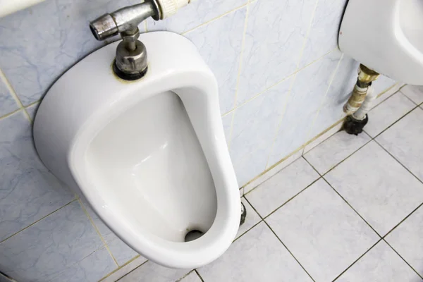 Urinarios de porcelana blanca en baño público — Foto de Stock