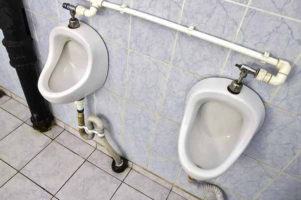 Λευκή πορσελάνη ουρητηρίων σε δημόσια τουαλέτα — Φωτογραφία Αρχείου