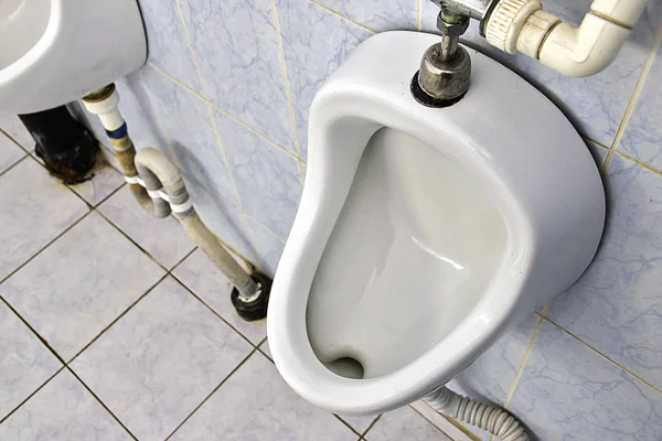 Utensilios sanitarios sucios con óxido en un baño público — Foto de Stock