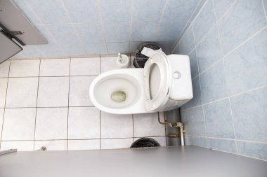 Tuvalet kase ile umumi tuvalet kabinler
